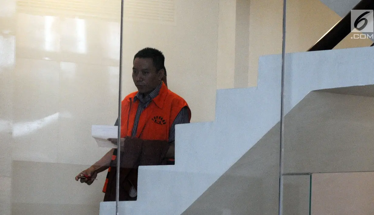 Tersangka Ali Murtopo menaiki tangga untuk menjalani pemeriksaan di Gedung KPK, Jakarta, Kamis (6/12). Ali Murtopo diperiksa terkait proyek di Dinas Pendidikan Kabupaten Malang pada tahun anggaran 2011. (Merdeka.com/Dwi Narwoko)