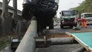 Kendaraan berat kontainer menabrak jalur pembatas pintu masuk tol akses Tanjung Priok di Jalan Raya Cilincing, Jakarta Utara, Sabtu (17/8/2019). Kejadian pada pukul 03.00 dini hari tadi terjadi akibat sopir mengantuk. Tidak ada korban jiwa dalam kejadian ini. (merdeka.com/Arie Basuki)