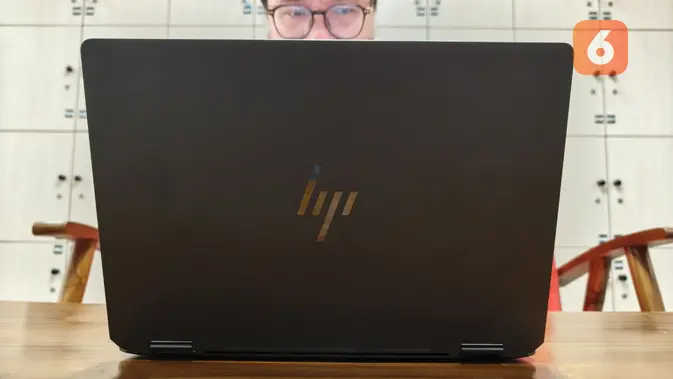 Laptop HP OmniBook Ultra Flip 14 yang meluncur untuk pasar Indonesia. (Liputan6.com/Agustinus M. Damar)