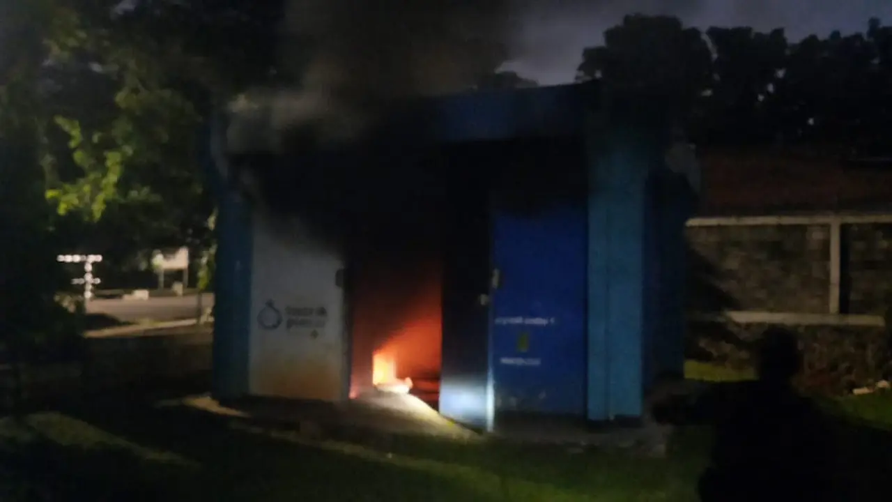 Gardu milik PLN di Jalan Lap Tembak, Cilandak Timur, Pasar Minggu, Jakarta Selatan, terbakar pada Sabtu (17/4/2021)