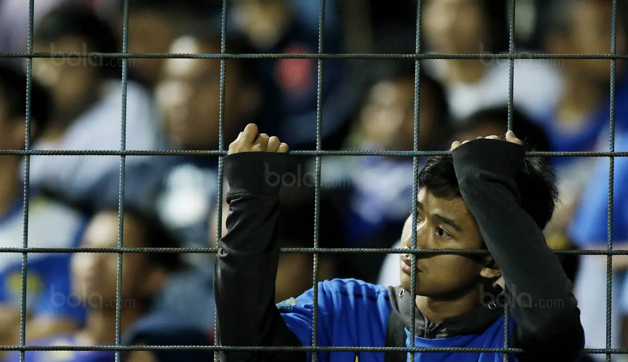 Suporter Persib tampak sedih usai dikalahkan PSM pada laga Piala Presiden di Stadion GBLA, Bandung, Jumat (26/1/2018). Persib tersingkir dari Piala Presiden 2018 setelah takluk 0-1 dari PSM. (Bola.com/M Iqbal Ichsan)