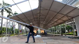 Pekerja mendirikan panggung yang akan digunakan dalam pekan mode tahunan, Brightspot Market di Senayan, Jakarta, 11 September 2015. Ajang perhelatan tahunan itu akan digelar pada 24-30 Oktober mendatang. (Liputan6.com/Andrian M Tunay)