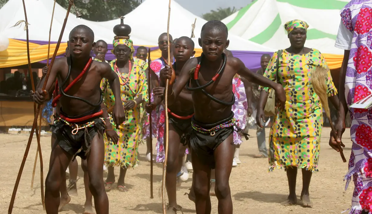 Sejumlah penari memperlihatkan tarian budaya Agban dari Kagoro saat parade tahun baru di Kaduna, Nigeria (1/1/2016). Sejumlah daerah di Nigeria ikut berpartisipasi meramaikan acara tersebut. (Reuters) 