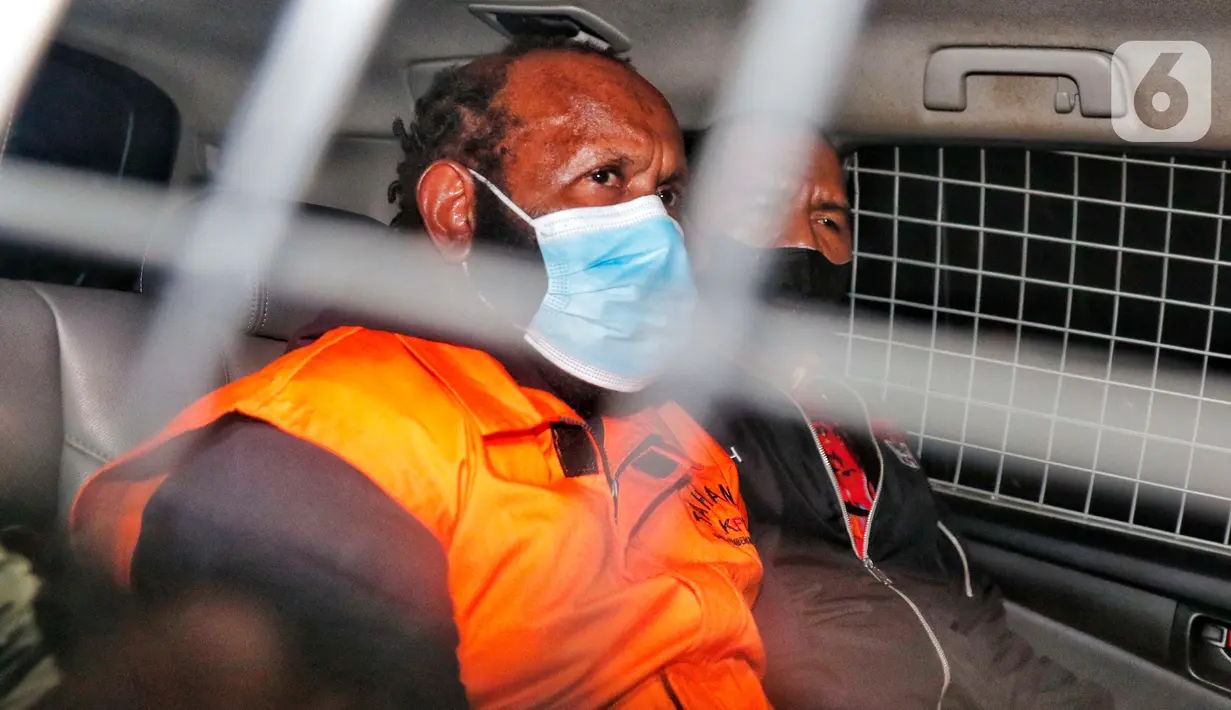 Bupati nonaktif Mamberamo Tengah Ricky Ham Pagawak, berada di dalam mobil tahanan usai menjalani pemeriksaan di Gedung Merah Putih KPK, Jakarta, Senin (20/2/2023). KPK menahan Bupati Mamberamo Tengah Ricky Ham Pagawak, buron kasus dugaan suap proyek infrastruktur dan tindak pidana pencucian uang (TPPU). (Liputan6.com/Angga Yuniar)