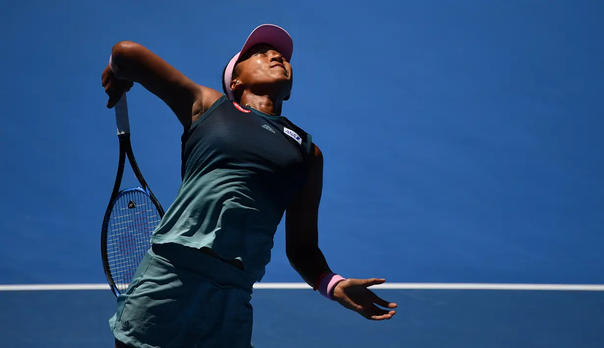 Petenis Jepang, Naomi Osaka melakukan servis ke arah petenis Ukraina, Elina Svitolina pada perempat final Australia Terbuka 2019 di Melbourne, Rabu (23/1). Naomi Osaka sukses meraih tiket semifinal pertamanya di Australia Terbuka. (Peter PARKS / AFP)