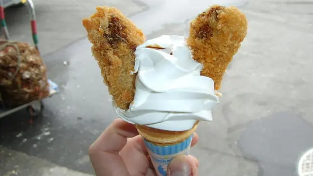 7 Potret Nyeleneh Topping Ice Cream, Ada Tiram Hingga Sushi