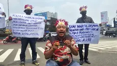 Protes Rekening Botok Diblokir, Warga Depok Bakar Kartu ATM di Jalan