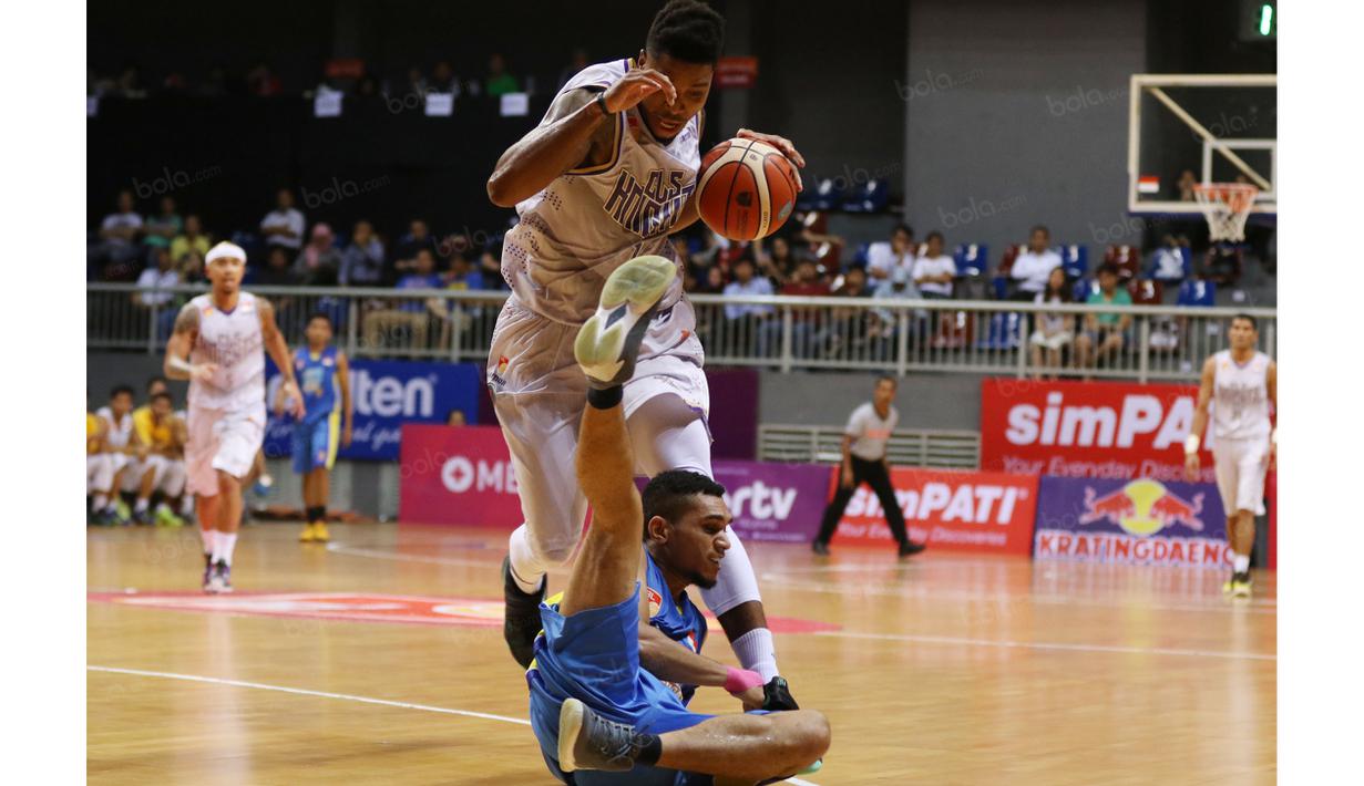 Pemain CLS Knight, Jamarr #1 mencoba melewati hadanga pemain Satya Wacana, Ronny Rahangmetan #3 pada perempat final Playoffs Indonesia  Basket League (IBL) di Britama Arena, Jakarta, Selasa (17/5/2016). (Bola.com/Nicklas Hanoatubun)