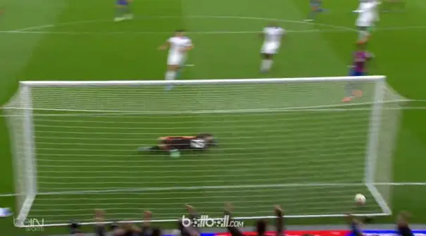 Crystal Palace kini menjauhi zona degradasi sehabis menang telak 5-0 atas Leicester City, Sabtu (28/4). Wilfried Zaha dan James Mc...
