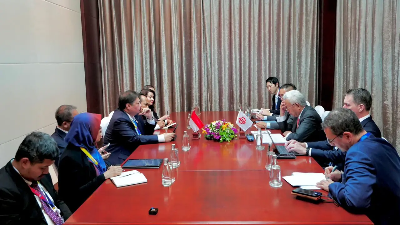 Menteri Koordinator Bidang Perekonomian Airlangga Hartarto mengadakan Pertemuan Bilateral dengan Presiden AIIB Jin Liqun, di sela-sela KTT ASEAN 2024 di Vientiane, Laos (9/10/2024). (Dok Kemenko Perekonomian)