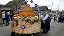 Sebuah gerobak besar berisi berbagai jenis sayuran hadir saat Festival Dozynki di Minsk, Belarusia, Minggu (7/10). Festival Dozynki merupakan bentuk syukur para petani karena hasil panennya yang melimpah. (AP Photo/Sergei Grits)