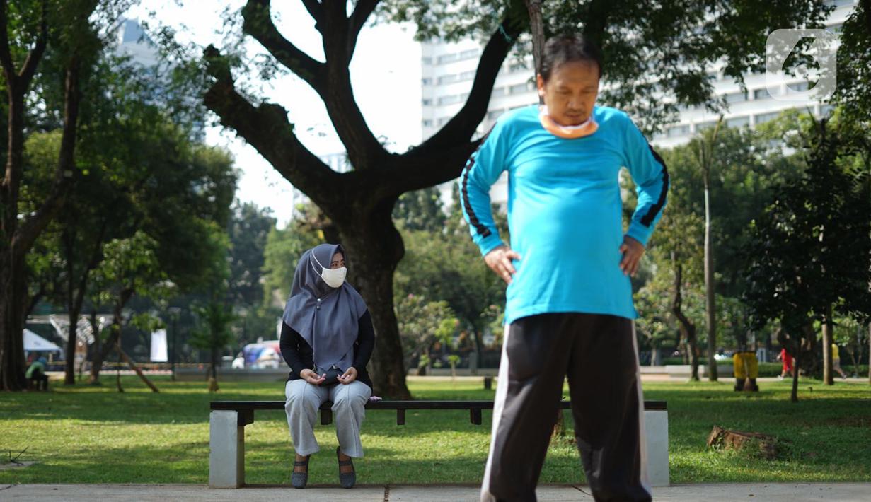 Warga berolahraga di sekitar Taman Lapangan Banteng, Jakarta Pusat, Sabtu (13/6/2020). Mulai hari ini, Taman Lapangan Banteng kembali dibuka untuk umum namun jumlah pengunjung tetap dibatasi sebanyak 200 orang setiap pagi dan sore hari. (Liputan6.com/Immanuel Antonius)