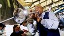 Seorang pria memainkan trompet pada ajang Music China 2020 di Shanghai New International Expo Center, China, 28 Oktober 2020. Pameran alat musik internasional tersebut dimulai pada 28 Oktober 2020. (Xinhua/Fang Zhe)