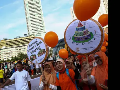 Ikatan alumni gizi (IKAZI) menggelar aksi kampanye konsumsi buah dan sayuran di kawasan Bundaran HI, Jakarta, Minggu (25/1/2015). (Liputan6.com/Faizal Fanani)