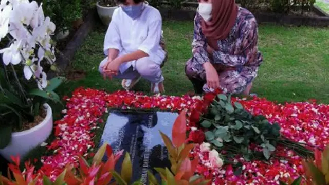 2 Tahun Kepergian Ashraf Sinclair, Ini 7 Potret BCL dan Noah Ziarah ke Makam