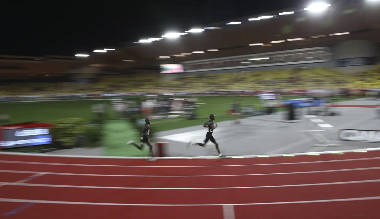 Pelari Uganda Joshua Cheptegei (tengah) diikuti pelari Kenya Kipkorir Kimeli saat final 5.000 meter putra kejuaraan Monaco Diamond League 2020, Stadion Louis II, Monako, Jumat (14/8/2020). Joshua memecahkan rekor dunia lari 5.000 meter dengan catatan waktu 12:35,36. (AP Photo Daniel Cole, Pool)