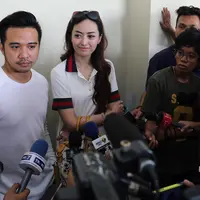 Saat datang ke RSCM, tidak hanya Roby Geisha dan istri Cinta Ratu yang dilarang menemui. Tapi juga sahabat lain, lantaran Julia Perez sedang demam dan diruang observasi. (Deki Prayoga/Bintang.com)