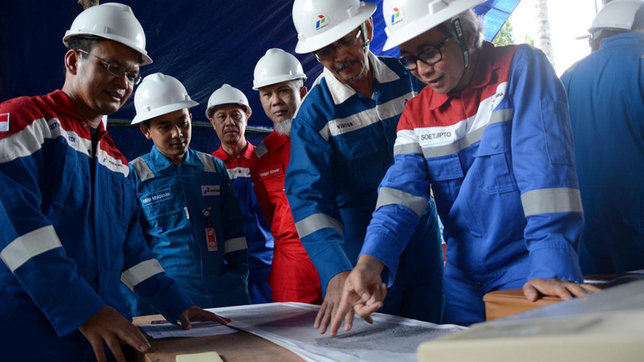 Direktur utama Pertamina Dwi Soetjipto (kanan) dan Senior Vice Presiden Exsploration Pertamina Doddy Priambodo (kedua kanan) melihat alat penerima getaran (geophone) untuk tes parameter survey seismik 2D di Lapangan Pertamina Asset 5 Bunyu Field, Bunyu, K