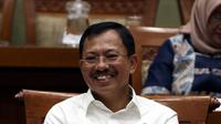 Menteri Kesehatan Terawan Agus Putranto tertawa saat rapat dengar pendapat dengan Komisi IX DPR di Kompleks Parlemen, Jakarta, Selasa (5/11/2019). Rapat membahas polemik kenaikan iuran BPJS Kesehatan. (Liputan6.com/JohanTallo)