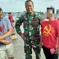 Emak-emak berbaju palu arit diamankan anggota TNI di tempat pelelangan ikan. (Liputan6.com/Fauzan)