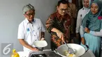 Menteri ESDM Sudirman Said mencoba memasak telur dengan menggunakan gas bumi, Bekasi, Kamis (3/3/2016). Aksi memasak ini dilakukan di rumah seorang warga yang sudah dialiri gas bumi. (Liputan6.com/Yoppy Renato)
