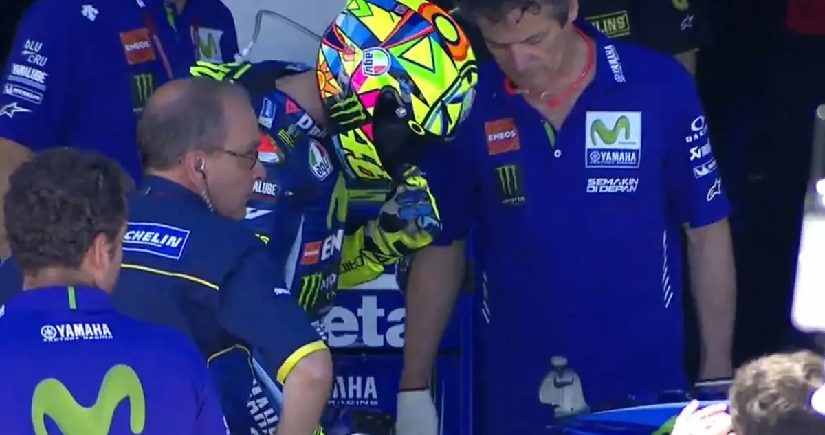 Ekspresi kekecewaan Valentino Rossi usai hanya bisa finis di urutan ke-10 MotoGP Spanyol 2017 di Sirkuit Jerez, Minggu (7/5/2017). (Twitter/Crash)