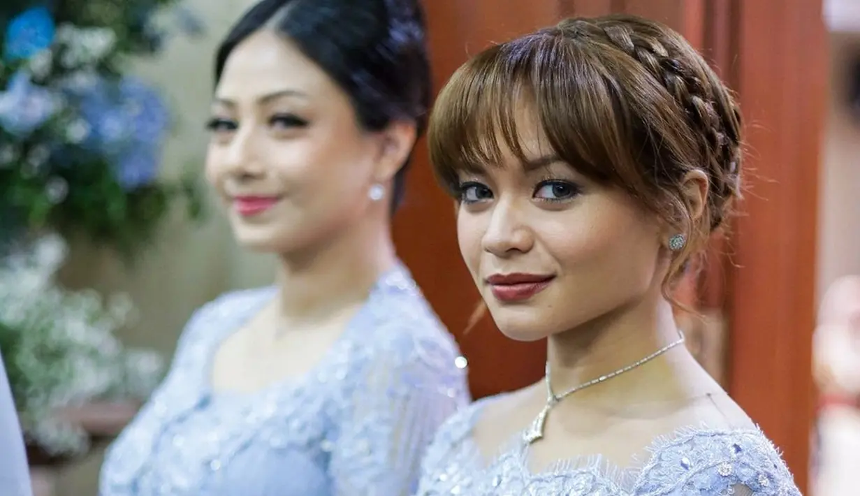 Lirikan matanya membuat netizen terpesona dengan bintang situasi komedi (sitkom) Suami-Suami Takut Istri ini. Dampingi sang kakak di hari pernikahannya, Amel Carla punya peranan penting untuk membawa seserahan dan lain sebagainya. Dikenal sejak usia belia yakni 6 tahun, Amel Carla yang kini menginjak usia 23 tahun semakin dewasa dan tentunya punya banyak penggemar. (Liputan6.com/IG/@amelcarla)