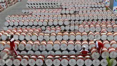 Pekerja menata drum berisi pelumas oli di Terminal Suplay Point (TSP) dan Distribusi Pelumas Pertamina di Batakan, Kalimantan Timur, Minggu (20/9/2015). TSP ini mampu menampung sebanyak 8.000 drum dan 820.000 Liter pelumas.(Liputan6.com/Yoppy Renato)