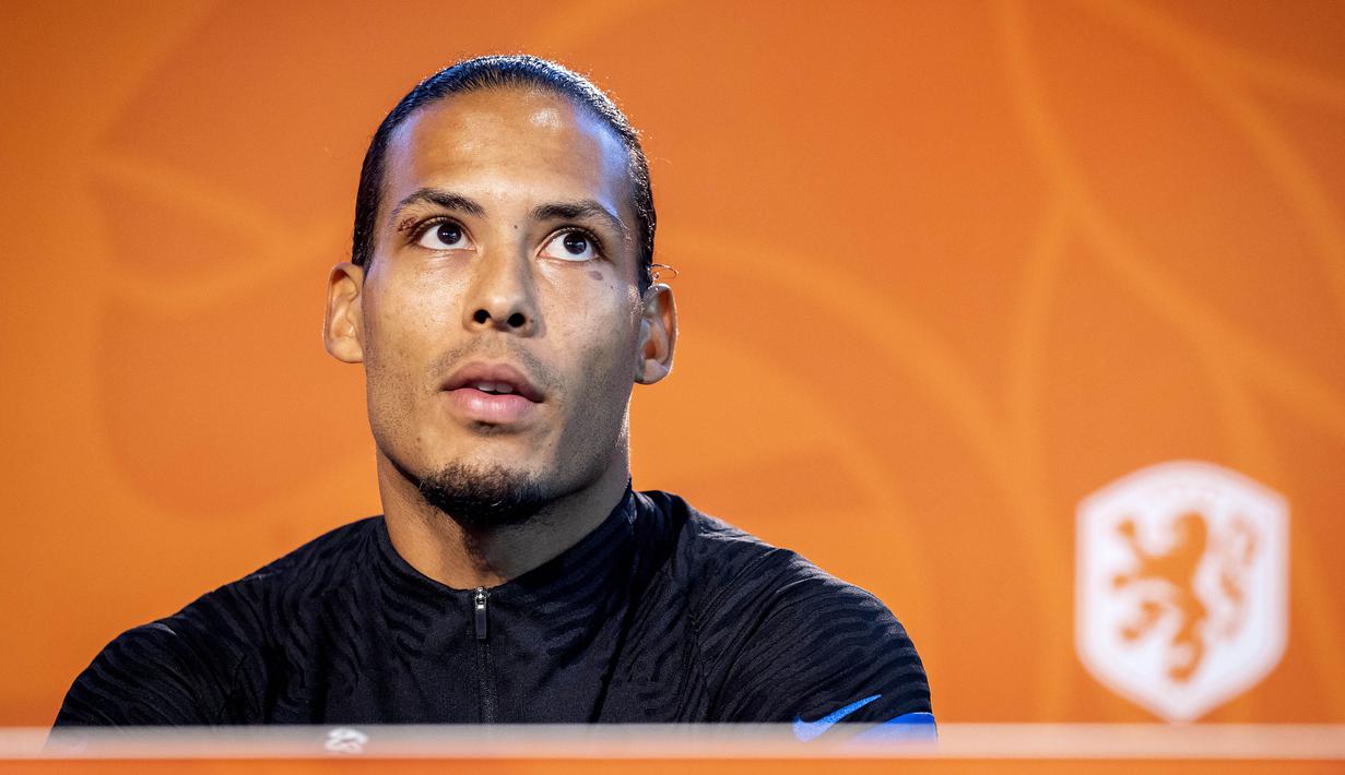 Pemain Timnas Belanda, Virgil van Dijk, memberikan keterangan pers usai sesi latihan jelang laga UEFA Nations League di Zeist, Belanda, Selasa (1/9/2020). Belanda akan berhadapan dengan Polandia. (Photo by Koen van Weel / ANP / AFP)