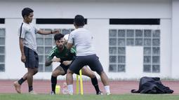 Pemain Timnas Indonesia, Stefano Lilipaly, saat mengikuti sesi latihan terpisah di Stadion Wibawa Mukti, Jawa Barat, Sabtu (3/11). Latihan ini merupakan persiapan jelang Piala AFF 2018. (Bola.com/M Iqbal Ichsan)