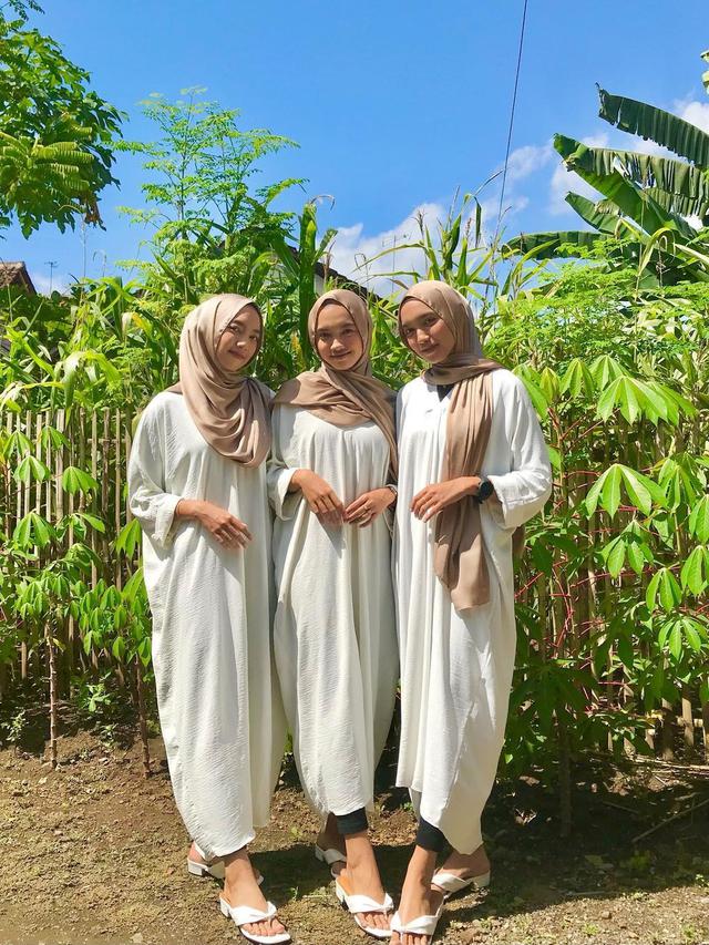 6 Potret Rizki Rizka Rizke, Gadis Kembar yang Viral Karena Dilamar Pria Kembar