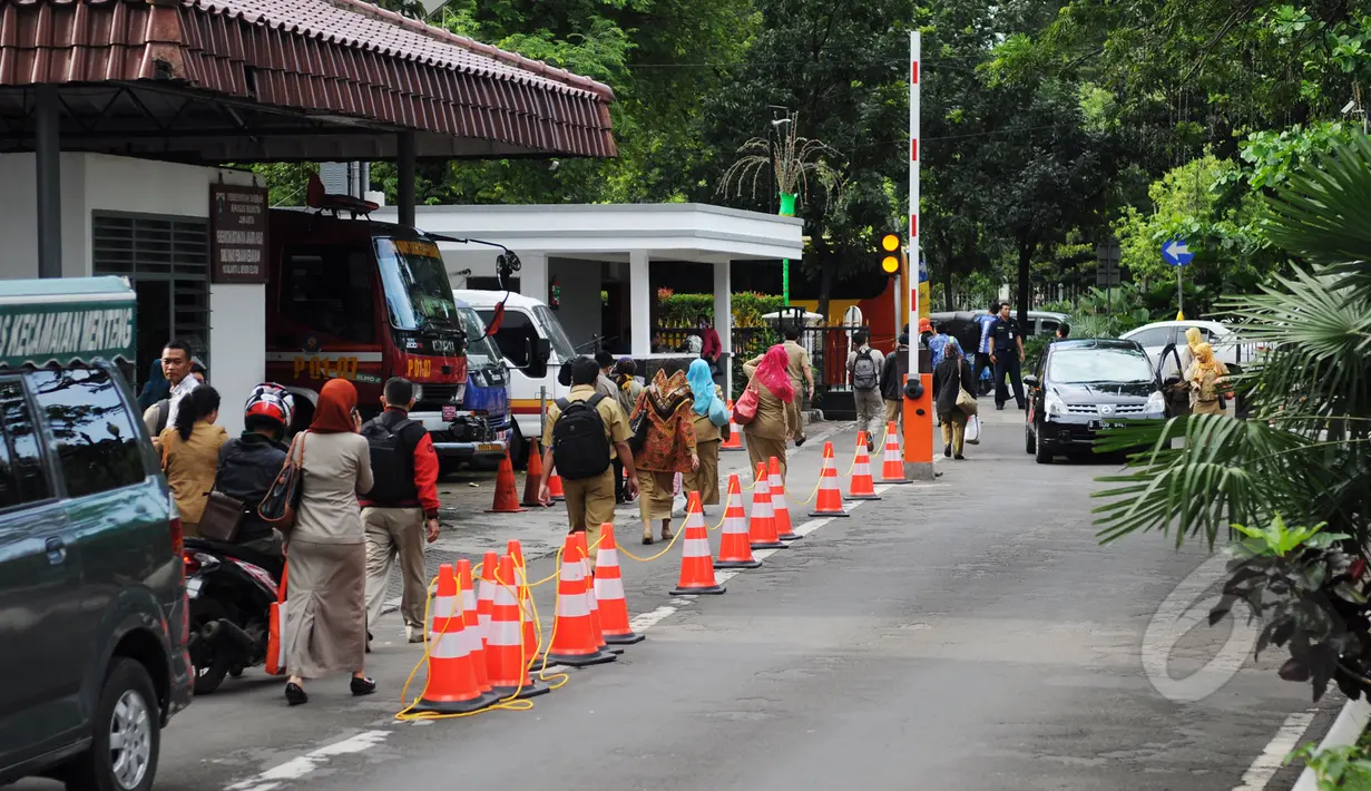 Untuk mendapatkan TKD, PNS DKI masih harus menunggu disahkannya APBD 2015. Sehingga sejauh ini para PNS tidak punya pilihan selain menunggu, Jakarta, Selasa (10/3/2015).(Liputan6.com/Faizal Fanani)