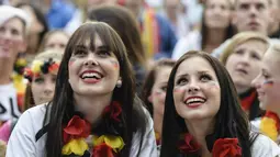 Fans cantik Jerman menonton Piala Dunia FIFA 2014 saat Jerman vs G USA di layar raksasa di Berlin, Jerman (26/06/2014) (AFP PHOTO/CLEMENS bilan)