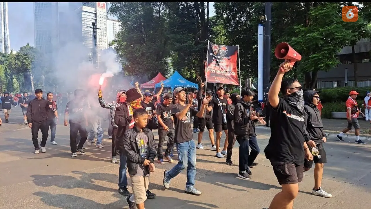 FOTO Suporter Timnas Indonesia di SUGBK