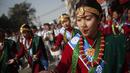 Peserta parade menari saat mengikuti perayaan "Tamu Losar", Kathmandu, Nepal, Jumat (30/12). Parade tersebut digelar untuk menyambut pergantian tahun. (AP Photo / Niranjan Shrestha)