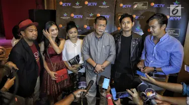 Aktor Deddy Mizwar dan aktris pemain sinema wajah Indonesia berjudul ' Lubang Tikus' memberi keterangan saat hadir dalam gala premiere di Perpustakaan Nasional RI, Jakarta, Selasa (21/8). (Liputan6.com/Faizal Fanani)