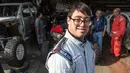 Paralympian Peru, Lucas Barron (25) berada di bengkel mekanik dimana mobilnya sedang dipersiapkan untuk Rally Dakar 2019 di Lima, 18 Desember 2018. Lucas akan menjadi pereli dengan down syndrome pertama dalam sejarah Dakar Rally. (ERNESTO BENAVIDES /AFP)