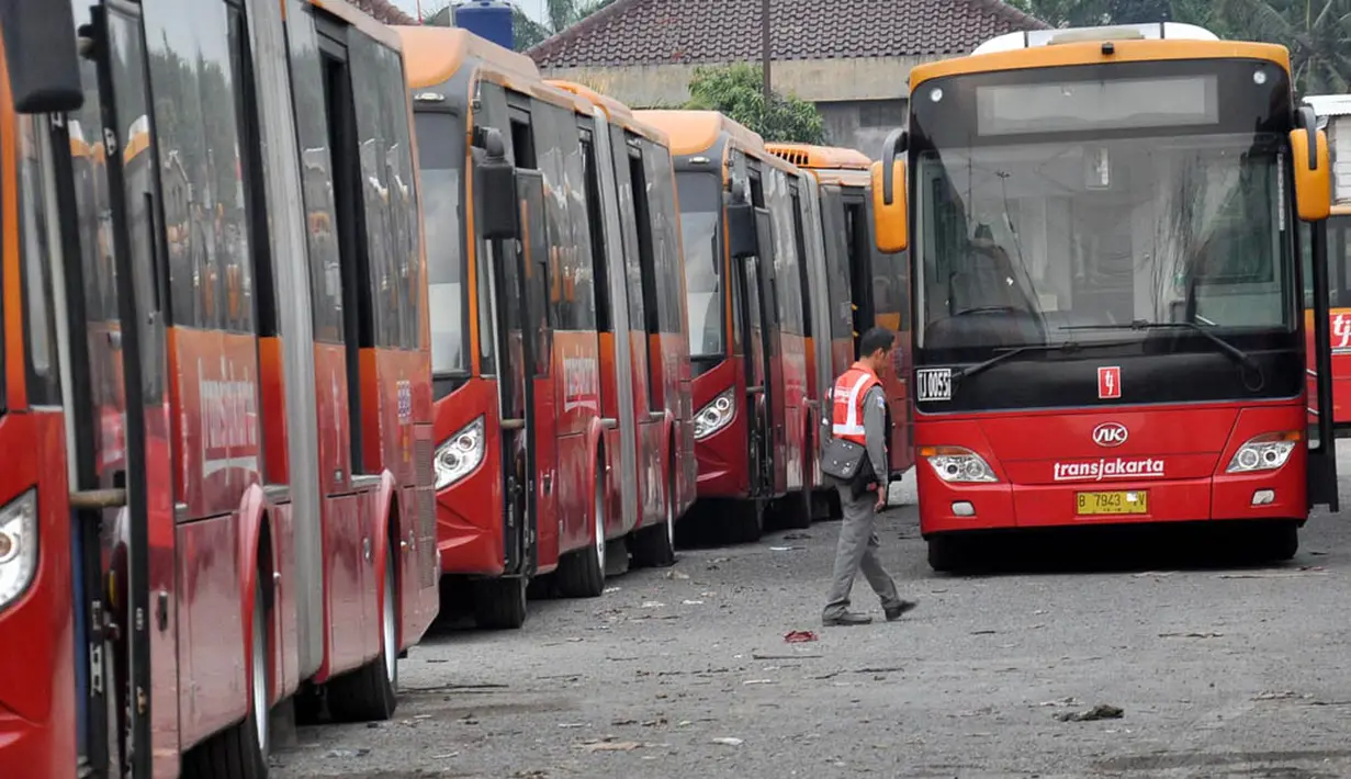 Penarikan puluhan bus ini pasca insiden terbakarnya salah satu unit bus tersebut di halte Al-Azhar, Jakarta Selatan beberapa waktu lalu, Jakarta, (3/9/14). (Liputan6.com/Miftahul Hayat)