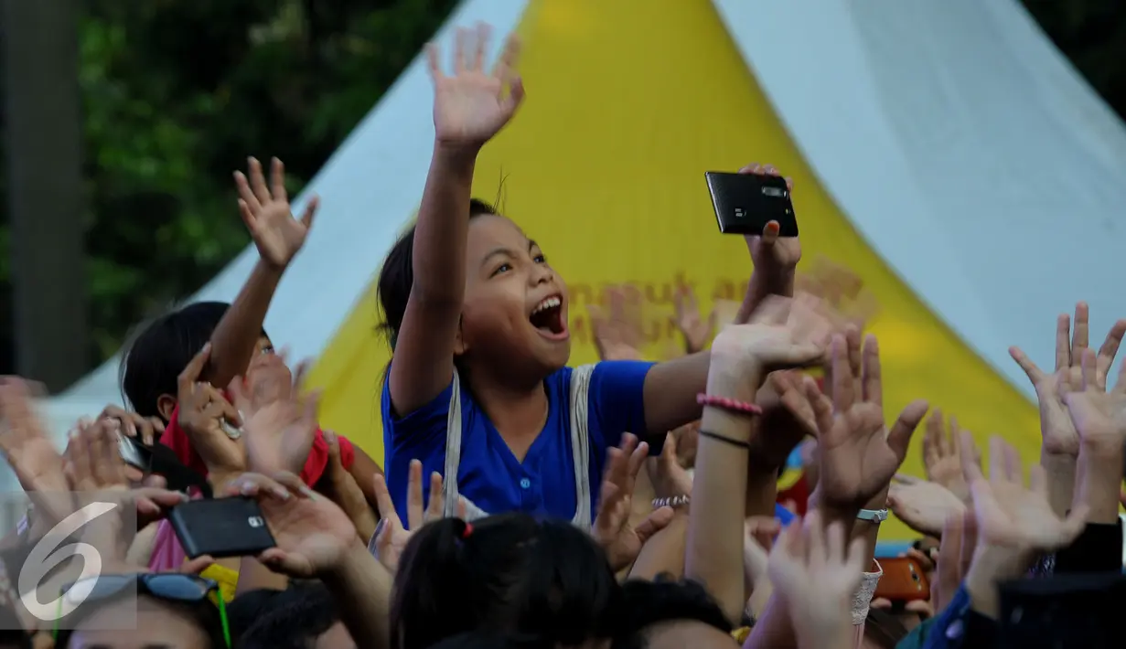 Antusias para penggemar serial Elif saat Meet and Greet yang diselenggarakan SCTV sebagai perayaan HUT ke-25 SCTV di Senayan, Jakarta, Senin (24/8/2015). (Liputan6.com/Faisal R Syam) 