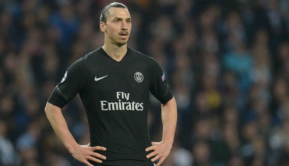 2. Zlatan Ibrahimovic, striker gaek asal Swedia ini bak gulali bagi klub-klub Liga Premier Inggris. Menurut London Evening Standard, bomber PSG itu sudah menerima penawaran dari banyak klub di negeri Ratu Elizabeth itu. (AFP/Oli Scarff)