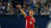 Ekspresi pemain Bayern Munchen, Joshua Kimmich, setelah mencetak gol kedua ke gawang Schalke 04 dalam lanjutan Bundesliga di Veltins Arena, Gelsenkirchen, Sabtu (10/9/2016) dini hari WIB. (AFP/Patrik Stollarz)