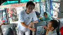Direktur Sido Muncul Irwan Hidayat menyapa pedagang jamu sebelum acara pelepasan mudik gratis Sido Muncul di kawasan TMII, Jakarta, Jumat (7/1). Mudik gratis ini memberangkatkan 16 ribu pedagang jamu dengan menggunakan 186 bus. (Liputan6.com/Fery Pradolo)