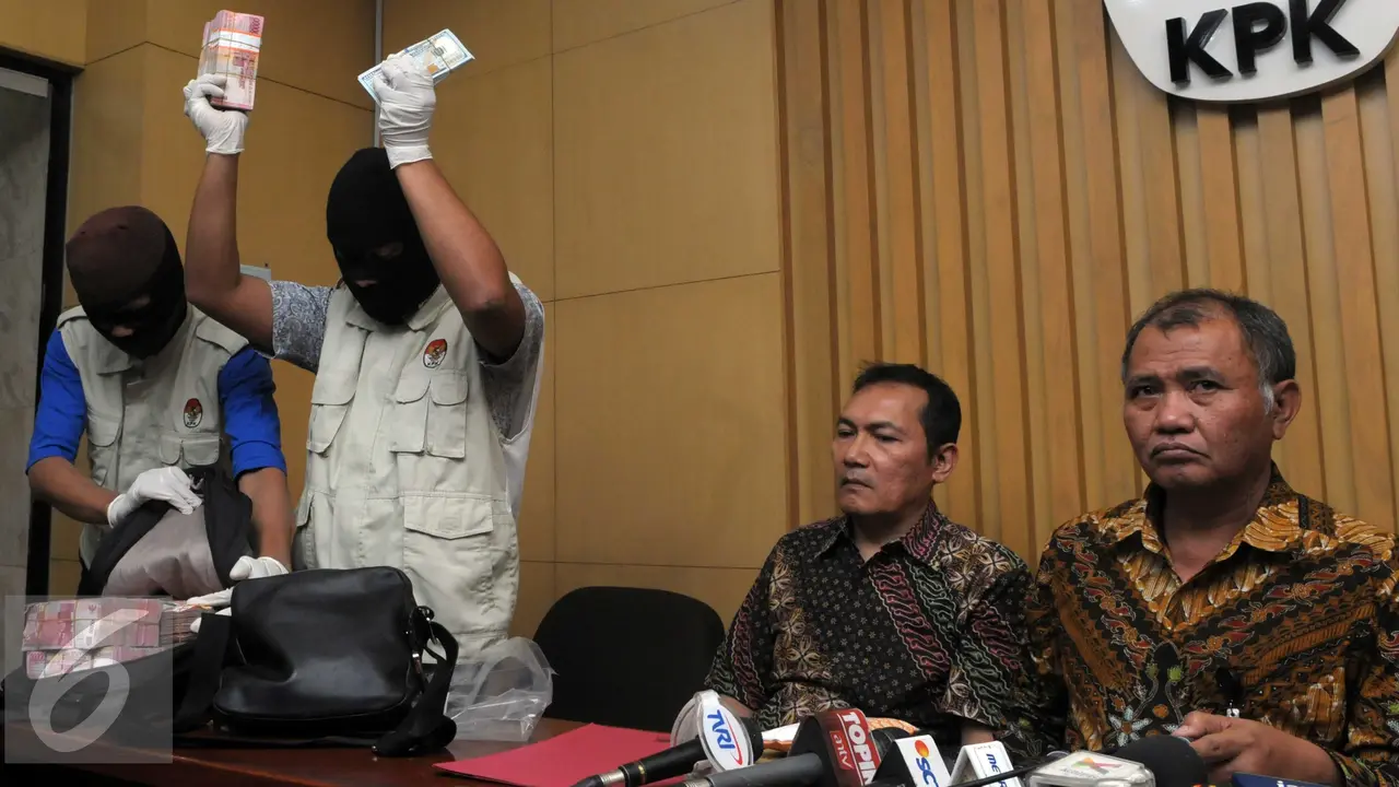 20160401- KPK Tunjukkan Barang Bukti dari OTT Sanusi -Jakarta- Helmi Afandi