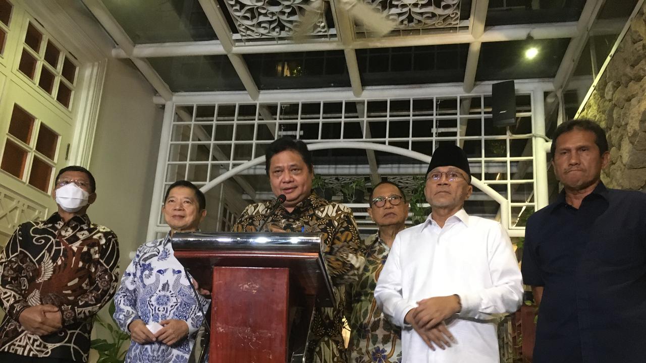 Ketum Partai Golkar Airlangga Hartarto didampingi Ketum PAN Zulkifli Hasan dan Ketum PPP Suharso Monoarfa mengumumkan koalisi parpol untuk Pemilu 2024