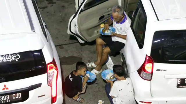 Menunggu Waktu Bongkar Muat Kapal, Pemudik Makan di Lesehan