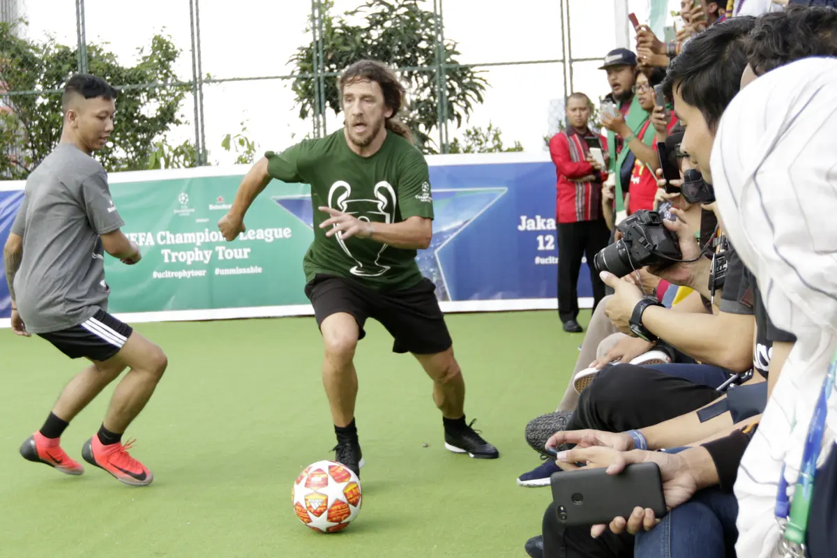 Carles Puyol UEFA Champions League Trophy Tour