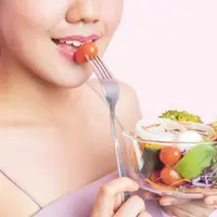 Seorang wanita sedang mengonsumsi salad sayuran (Foto Dok: Freepik/tonefotografia).