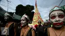Sejumlah pria berdandan ala tokoh Punakawan saat mengawal gunungan bakpia di Jl. KS Tubun, Yogyakarta, Minggu (18/9). Kelurahan Ngampilan Yogyakarta akan membagikan secara gratis puluhan ribu bakpia pada kegiatan Merti Bakpia. (Liputan6.com/ Boy Harjanto)