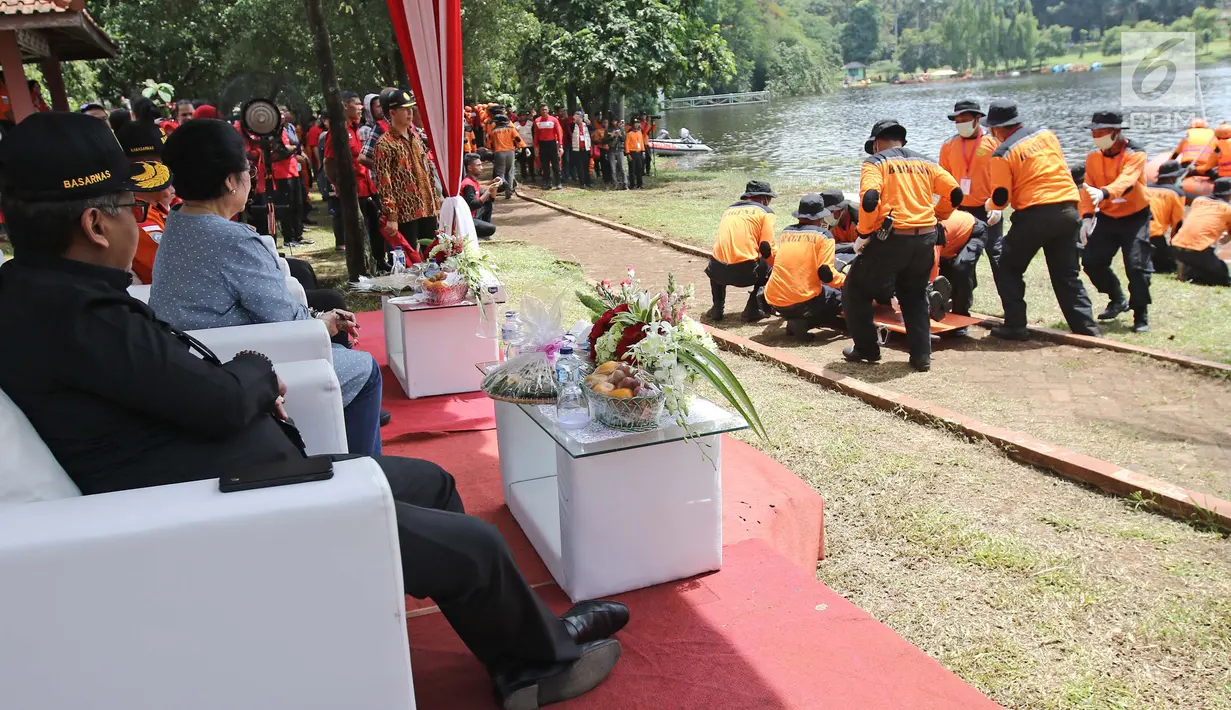 Ketua Umum PDI Perjuangan Megawati Soekarnoputri didampingi Kepala Basarnas  Marsekal Muda TNI Muhammad Syaugi, menyaksikan simulasi di danau Bumi Perkemahan Cibubur, Jakarta, Kamis (23/11). (Liputan6.com/Herman Zakharia)