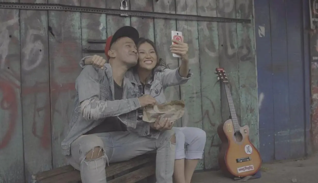 "Jurus paling jitu ketika suami gak enak badan yaitu Dikerokin dan Thalia reflek pijitin tangan ayahnya😘😘," tulis Sarwendah, Selasa (28/11/2017). (Instagram/ruben_onsu)